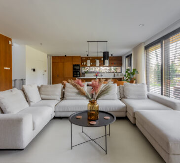 Creating a Modern Living Room with Microcement Flooring